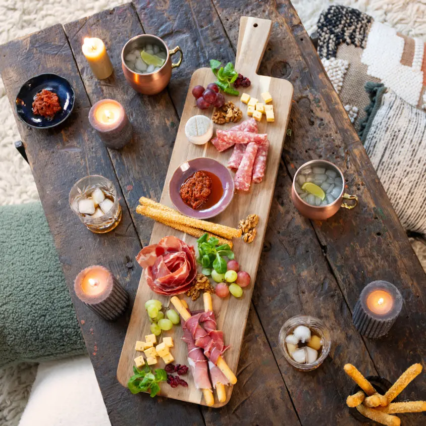 maxi-planche-aperitive-en-acacia (1).webp